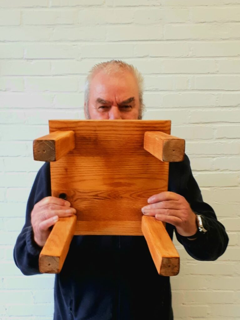 Houten kruk gemaakt door Ed